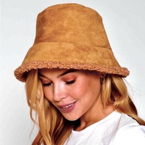 Redmond REVERSIBLE FAUX SUEDE WITH FUR BUCKET HAT